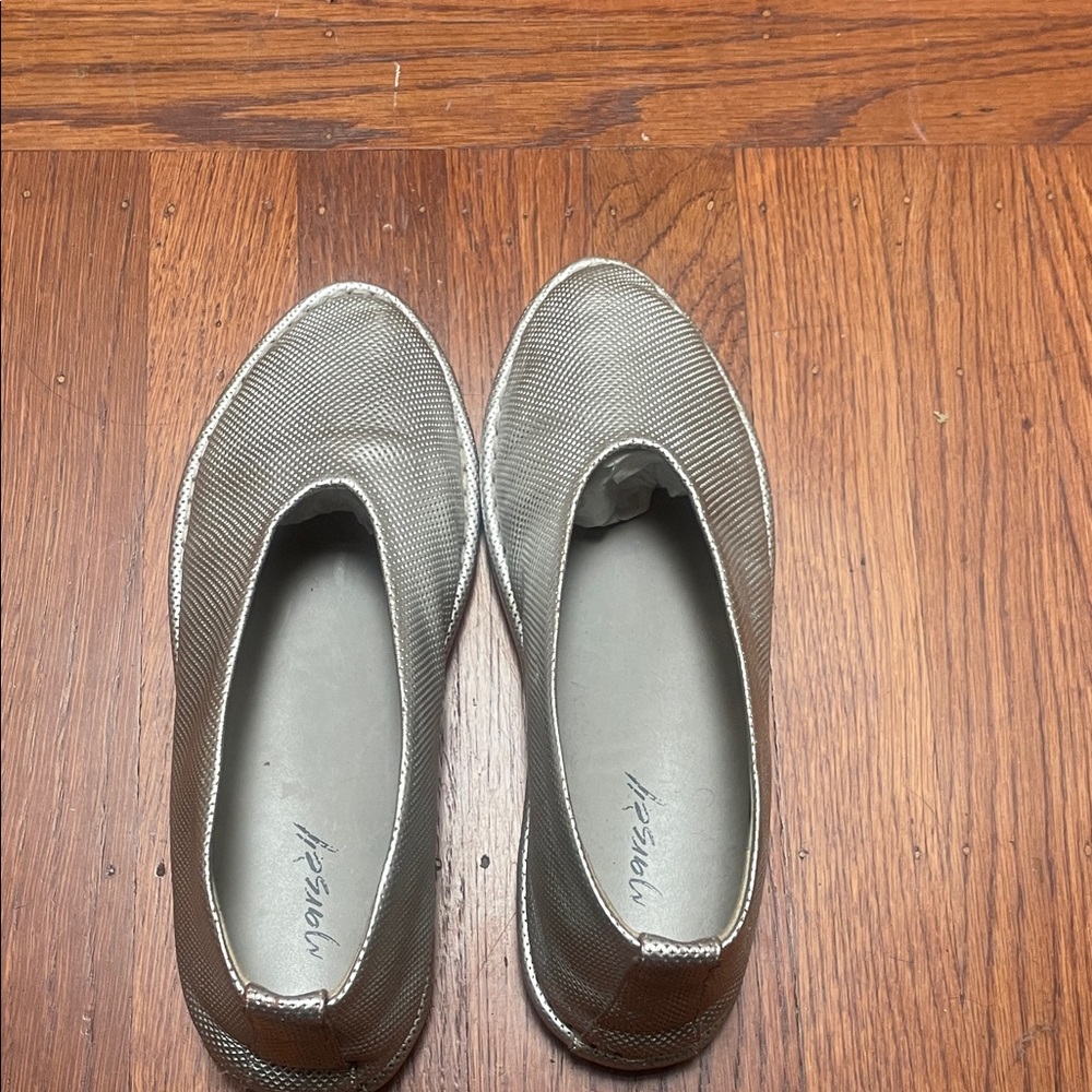Stylish Women's Silver Flats